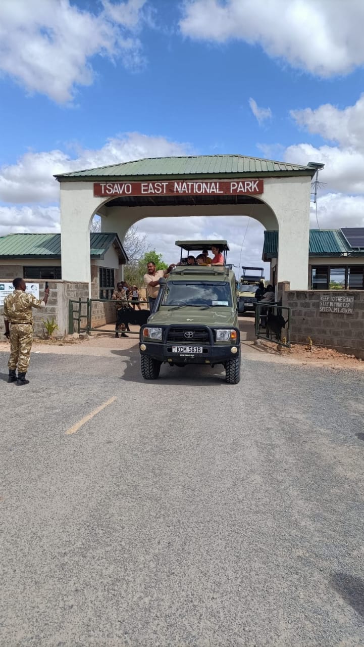 Jeep all’ingresso del Parco Nazionale Tsavo Est