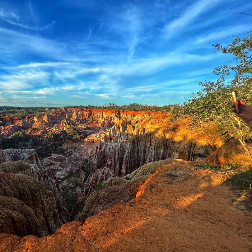 Panorama delle gole colorate di Marafa sotto il cielo azzurro