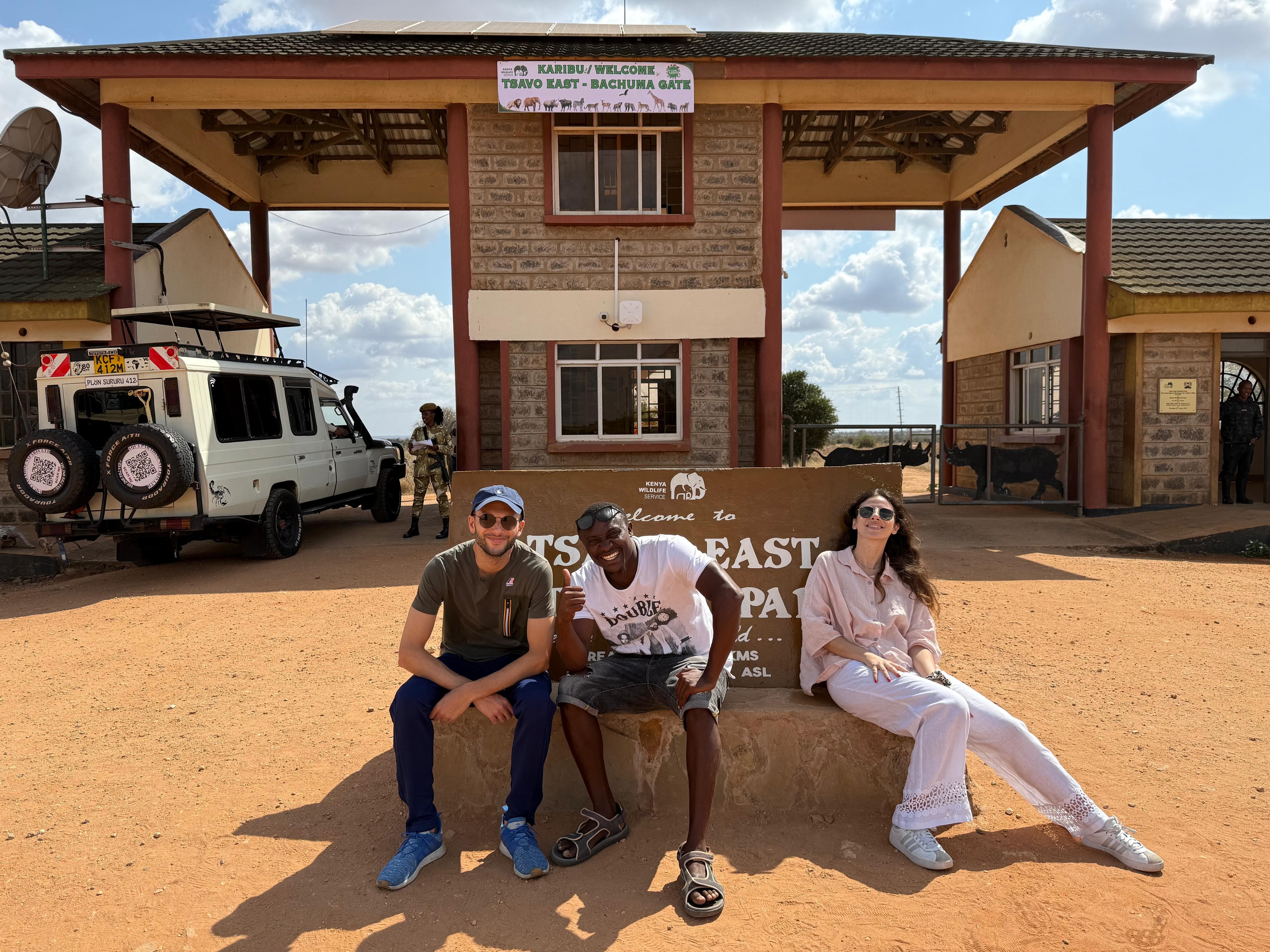 Branzino e i viaggiatori davanti alla jeep all’ingresso dello Tsavo Est