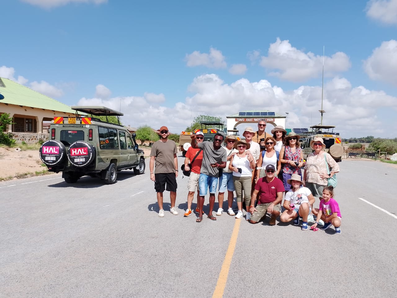 Gruppo di viaggiatori con Branzino e la jeep all’ingresso dello Tsavo Est